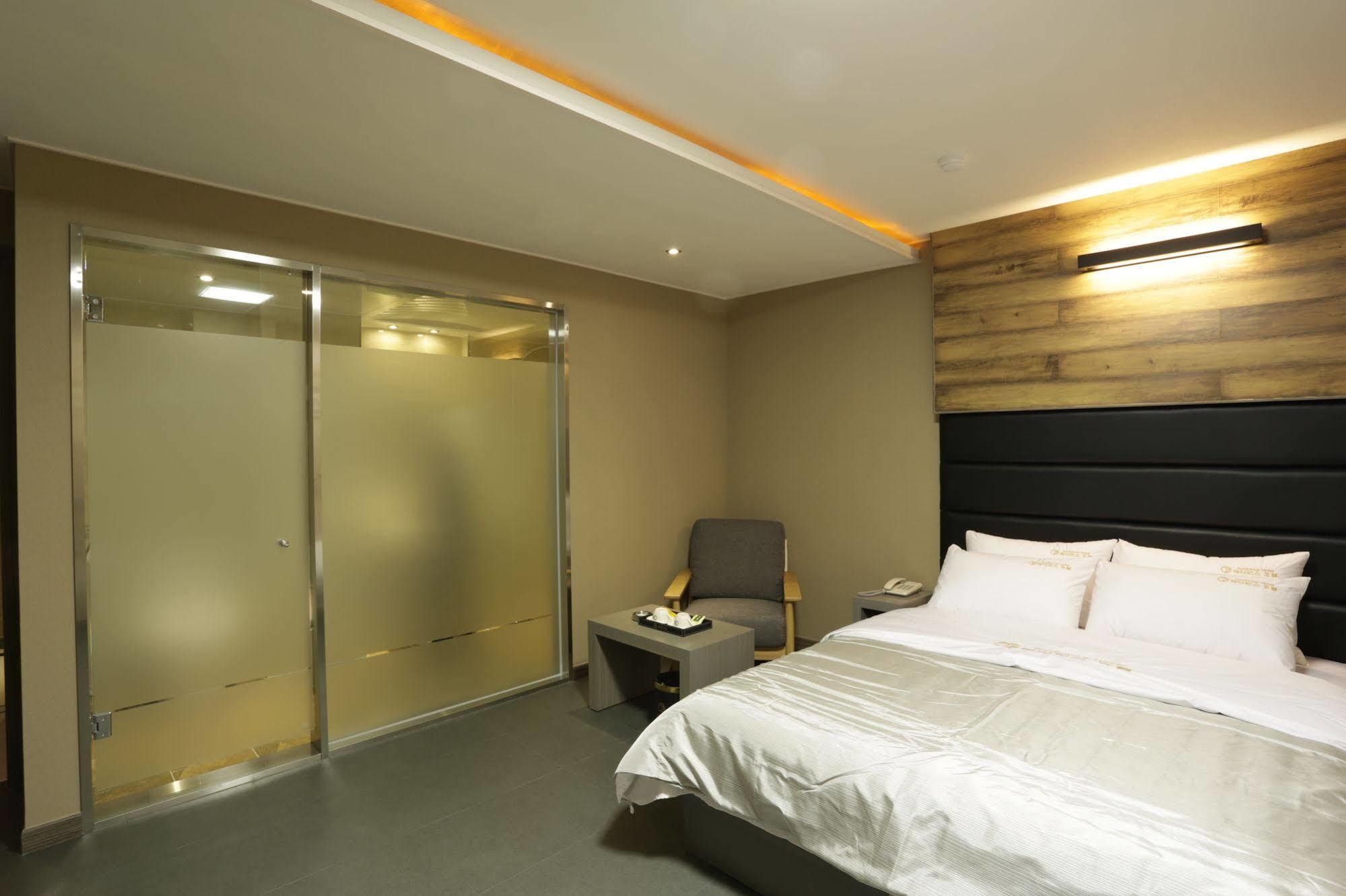 Radiance Tourist Hotel Geoje Eksteriør billede