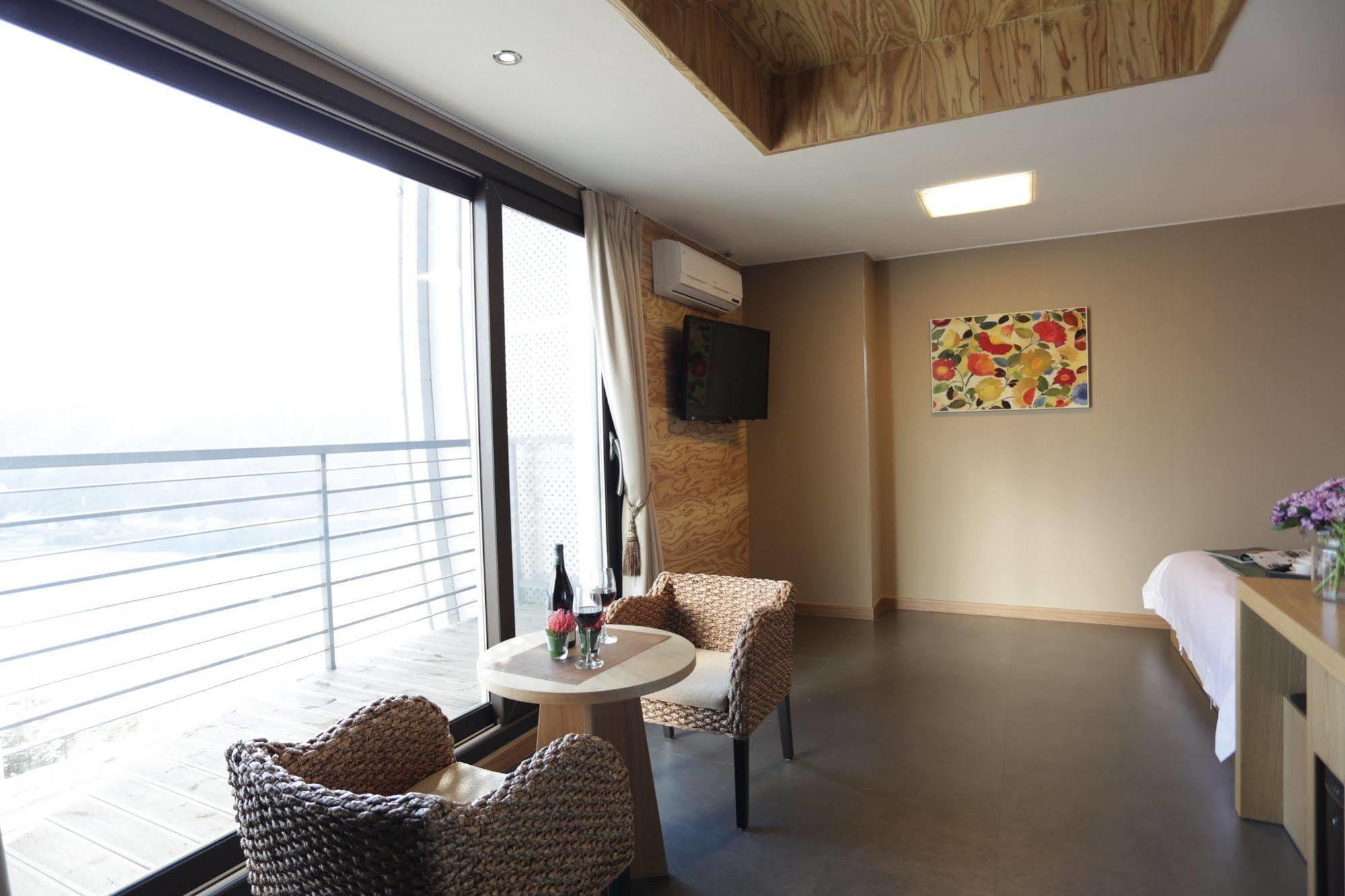 Radiance Tourist Hotel Geoje Eksteriør billede