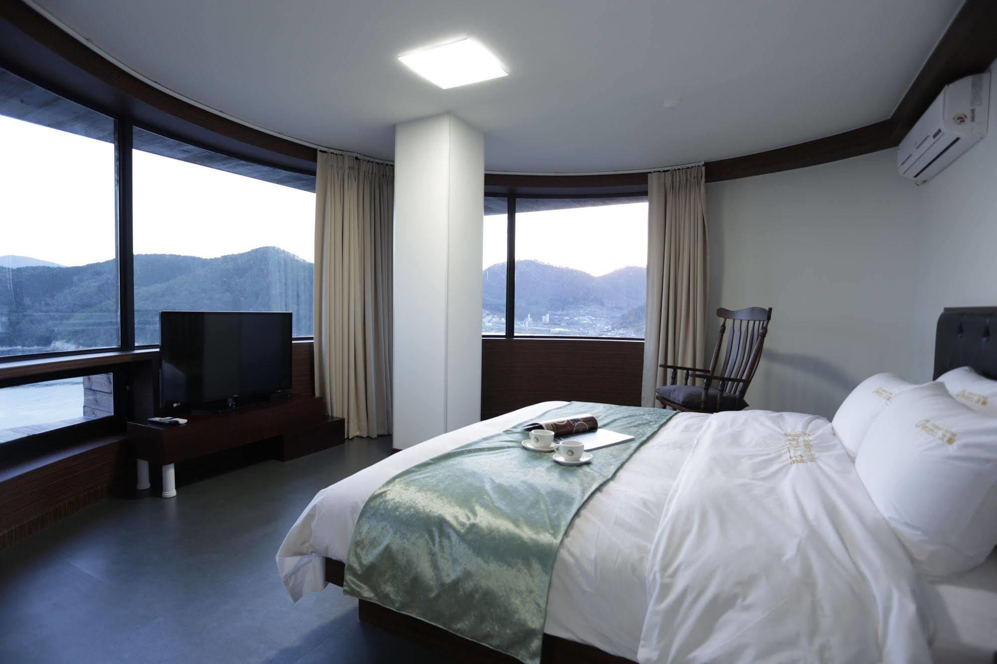 Radiance Tourist Hotel Geoje Eksteriør billede