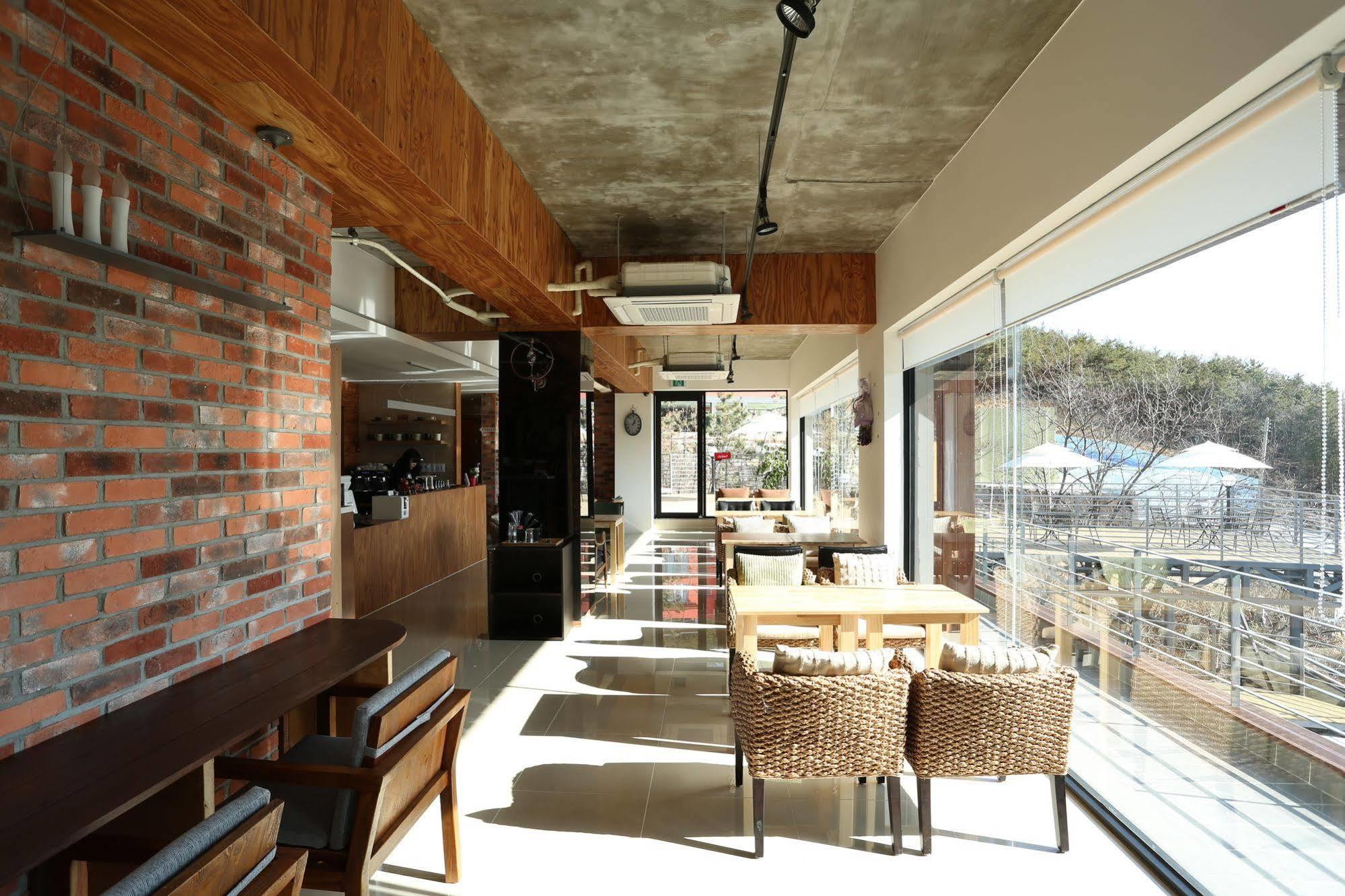 Radiance Tourist Hotel Geoje Eksteriør billede